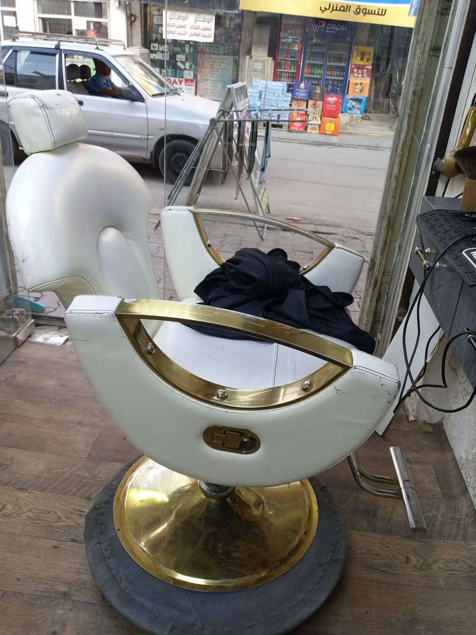 كرسي حلاقة للبيع مكاني الحرية الاولى مراسلة على الخاص او الرقم***********

