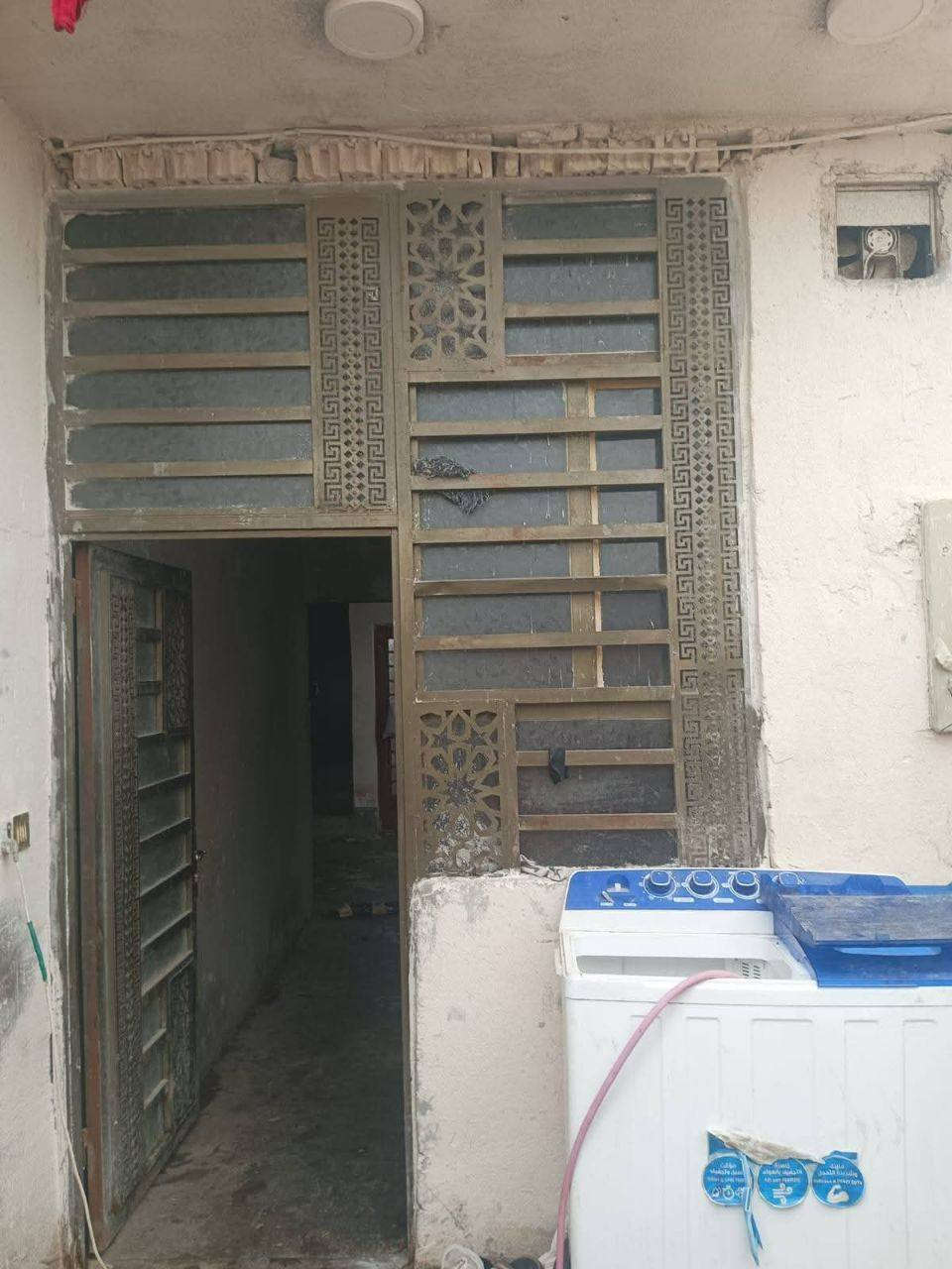 دار للبيع بسيد اسماعيل
حي الصادق شارع الرابط الثاني 
بصف مجمع ابن حلوه مقابل شارع
الضغط المؤدي الى ملعب اليرموك 
بيت 70متر مربع ركن ابداية الحي 
ثالث شارع وركنين.. ومقابل البيت 
فضاء مفتوح يعني ماكو بناء مقابيلك.. 
البيت طابقين الاول استقبال 6متر
ومطبخ وطارمه وصاله مفتوحه على طول البيت وحمامات خارجيه 
وداخليه.. 
والطابق الثاني غرفتين وحمامات 
الطابق الثاني بحاجه الى لبخ.. 
الموقع تحفه.. 
الارض سند25
المكاتبه والتحويل مباشره مع صاحب الارض.. 
السعر53مليون وبيه مجال بسيط
يرهم مراوس مع الفرق 
 ويرهم مراوس بقطعه وتنطون فرق 
ويباع نقدا... 
اي استفسار راح تحصلوني واتساب
***********
