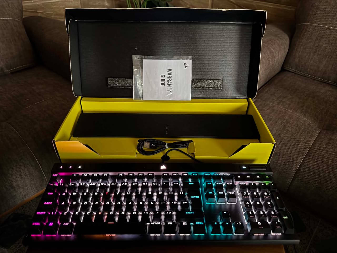 السلام عليكم
كيبورد ماااركة كورسير Corsair K70 RGB PR جديد ريد سويج مع الباد اسفل الكيبورد وهذا الشرح 👇
تستخدم مفاتيح CHERRY MX Red الميكانيكية ذات الحركة الخطية والسلسة لأداء سريع في الألعاب.تتضمن تقنية CORSAIR AXON لمعالجة ونقل المدخلات بسرعة تصل إلى 8 مرات أسرع من لوحات المفاتيح التقليدية.تأتي مزودة بأغطية مفاتيح PBT DOUBLE-SHOT المتينة لضمان مقاومة التآكل والبهتان 
انطونا سعر وبالعافية 🌹


**إذا كنت صاحب هذا الإعلان وتريد حذفه لأي سبب، رجاءا أرسل رسالة إلى الدعم الفني**