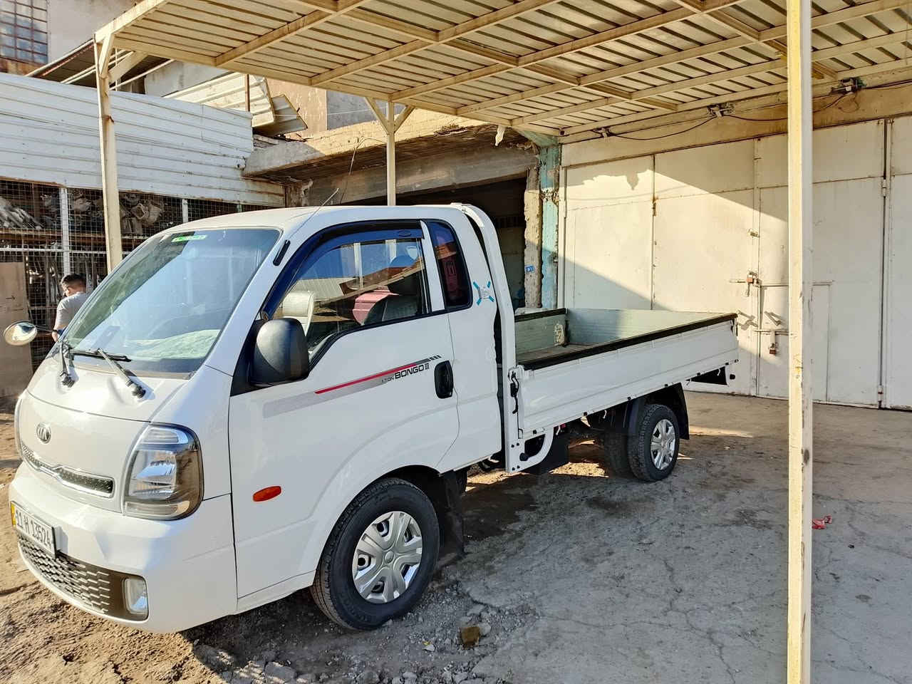 السلام عليكم
سيارة جديدة ما بيه صبغ 
وتماتيك رقم بغداد دولي 
السعر 155  
 مكان بغداد 
***********
