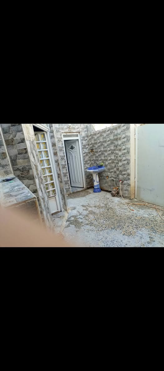 يالله بيت للبيع عنون ميسان مغربه قرب مدرسه الغزلي يتكون ثلاث غرف نوم صاله وديونيه ومطبخ ومنور وصحيات خارجيه ودخليه  طابو صرف مسح 130 لاتصال ***********
