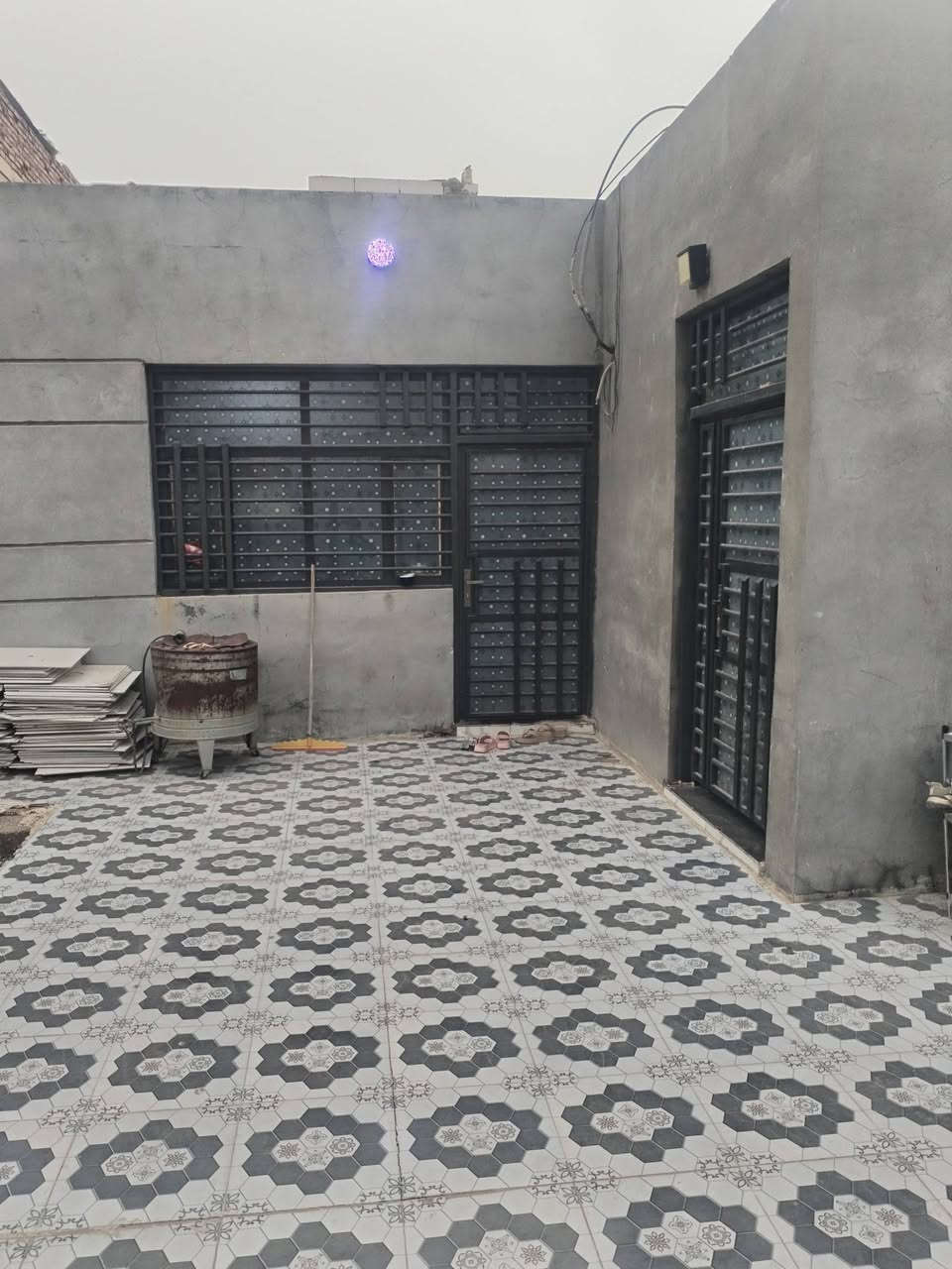 بيت للبيع حي العسكري شارع 30 بناء جديد بدايه ٢٠٢٥ المساحه ٢٢٢متر يحتوي على غرفتين وصاله كبيره ومطبخ واستقبال وصحيات داخليه وخارجيه وحديقه وكراج سياره الاتصال على الرقم ***********
