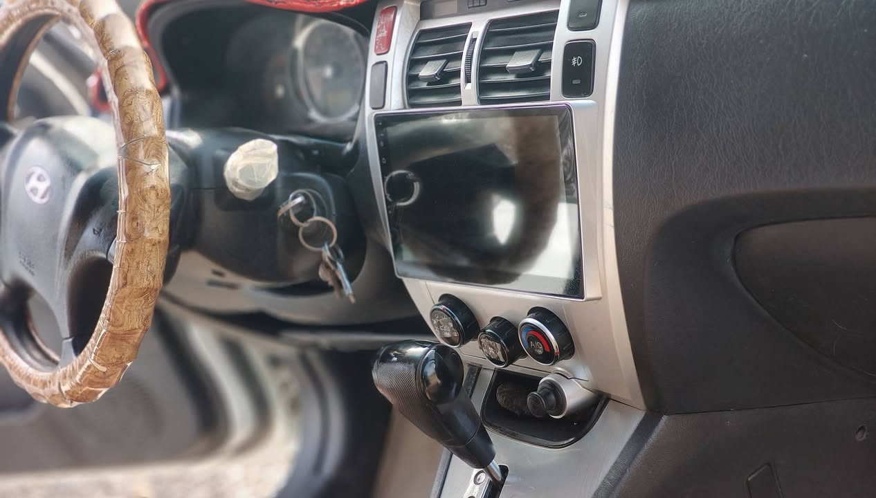 يا الله السلام عليكم توسان موديل 9رقم دولي هزه سنويه جديد لل2029 بغداد كشنات جلد حساسات خلفيه فتحه صدر امامي خلفي تخم تايرات بيهه شاشه كامره كبيره  شخطين  بالباب مو ضح بالصوره وكدر اصبعين مكانين يم الماصده اليسره موضح بالصوره فقط سعرهه 125عنواني ديالى بعقوبه ***********
