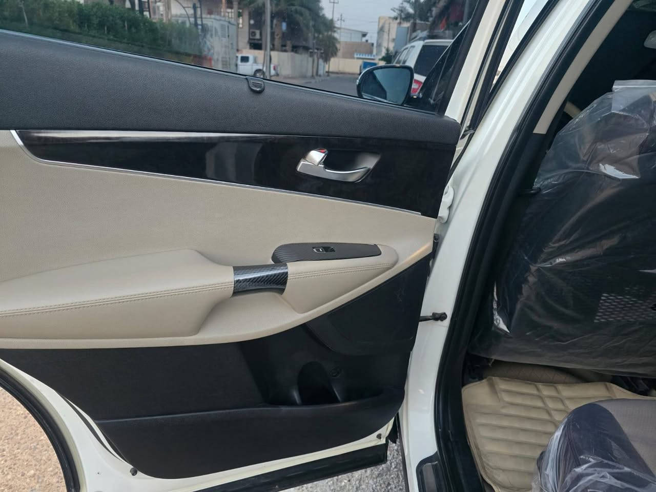 سورنتو ٢٠١٧ خليجي ٦ سلندر 
ماشية ١٥٤ 
بيها بنيد ومدكر امامي مصبوغات + باب خلف السايق مفتوح وبارد الحادث سطحي بدون دواخل 
كشنات جلد 
أرضية جلد 
ترحيب مرايا زائد إشارة مري 
دوسات ضوئية ترحيب 
حدادة جديدة
حساسات امامية خلفية 
كامرة خلفية 
تحكم ستيرن
تخم تاير جديد 
باتري جديد ابو الضمان 
منظومة زنون ضمان 
تبريد ثلج ٣ قطع 
صندوق كهرباء 
٣ أنظمة قيادة 
كفالة محرك وكير على وضع البلاد مشروط شركة 
بصرة بأسمي وهزة جديدة سنوية لغاية ٢٠٣٠ ....

رقم الهاتف ***********
