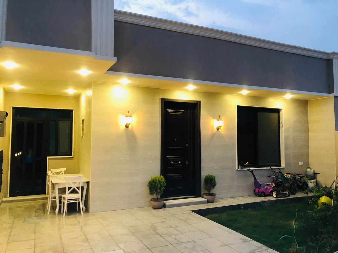 بيت 🏠 مساحة 220م #للبيع
لوجه 12/نزال18 

علئ شارع 10م 

يحتوي علئ 4غرف +صحيات 3 

ستقبال+مطبخ حار و بارد 

صاله + حديقة كراج 

📍البوعيثة. مجمع العدل 

***********
