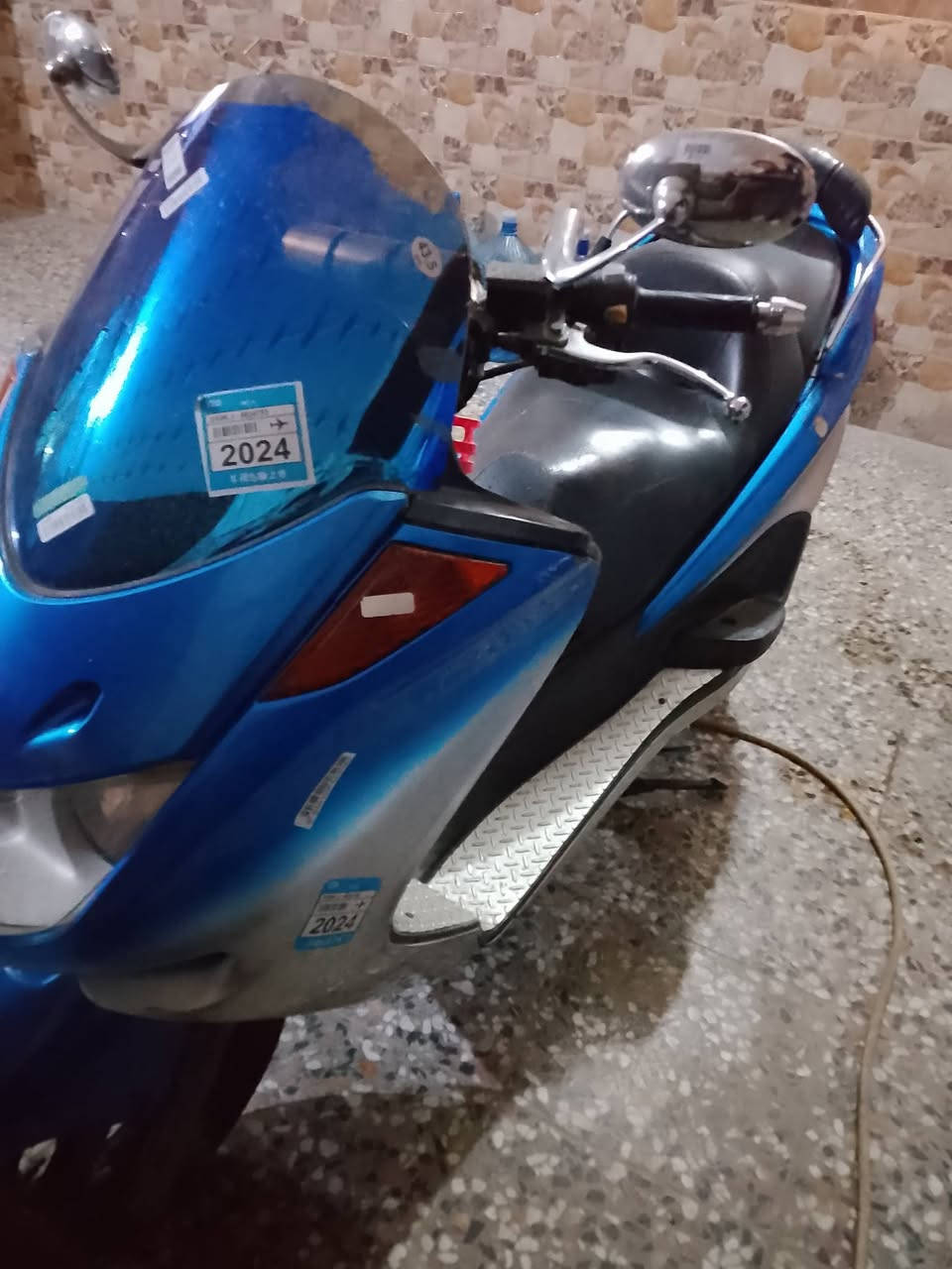 السلام عليكم 
دراجه للبيع او مراوس بايباد 
دراجه ماجسته s.r دبل رون 
لون مميز بيها لونين وهاذا صعب تلكه بهيج وقت الدراجه كلش حلوه هيا و نصبتها الدراجه كلش نضيفه جيب اقوه فيتر و تعال فحص 
سعرها 900 وبيها مجال بسيط 
العنوان بغداد تقاطع درويش شارع كفائات السيديه الرقم ***********
راسلني وابشر بل خير
