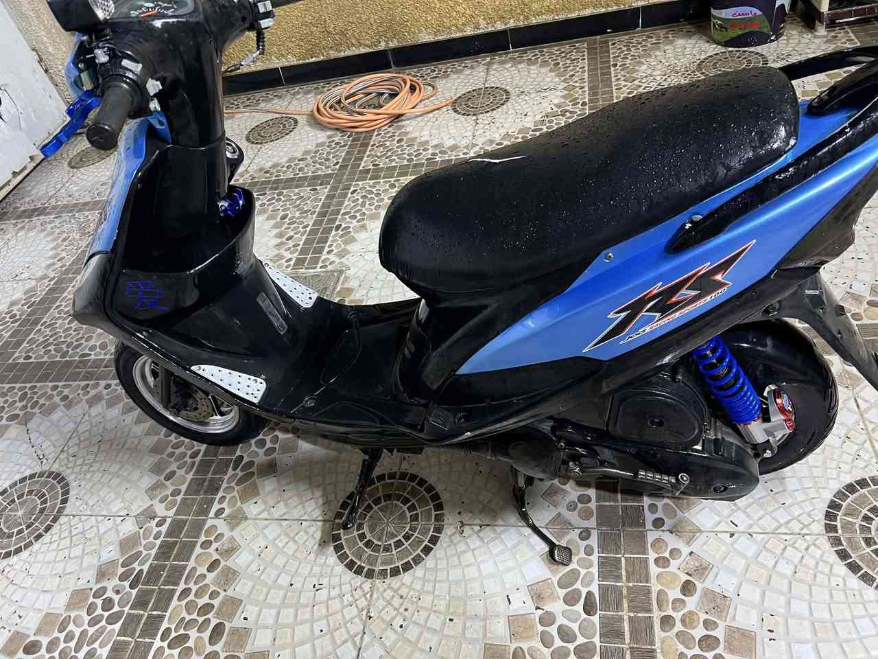 السلام عليكم
(ماكس عدله) مكينه بلاد ما مفتوح بوشه 49 سلف 49 بلاد بيها قطع تزويد 👇🏻.... الدراجه كامله من كهربائيات كلها شغالات دشبول شغال كلشي يشتغل الدراجه نگره سلف . 
وياله نجمه 
دبلات تزويد 
كفرات لون مميز 
حامله تزويد 
كلجات بلادي شلعه و معدل 
تايرات جدد 
يدات بريك تزويد 
صلنصه FM 
قبق فلاوين تزويد 
الدراجه كامله مكمله و النضافه مبينه
السعر :650 و بيها مجال بسيط للشراي 
للتواصل :*********** موجود فقط خط و واتساب  .
