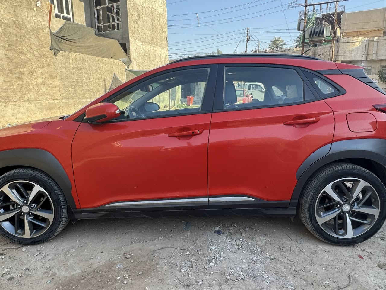 كونا موديل 2020 خليجي رقم اربيل محرك 2000دوش  السعر (16500)$يعني (165ورقه)وبيها مجال بسيط  
1- رادار 
2-تحكم ستيرن 
3- داتا شو 
4- 3 انظمه قياده ( سبورت ، Eco، عادي) 
5-مري شفط
6- فتحه 
7- ماشيه 78 الف كيلو 
8- كشنات جلد 
9- سنويه لل 2030
10- شاشه 
بيها بارد ورصعه بالباب الخلفيه والمكينه مجفته بس بغراض جديده والفديو مال الغراض الجديده موجود السياره بأسمي تحويل او وكاله *********** مكان السياره بغداد
