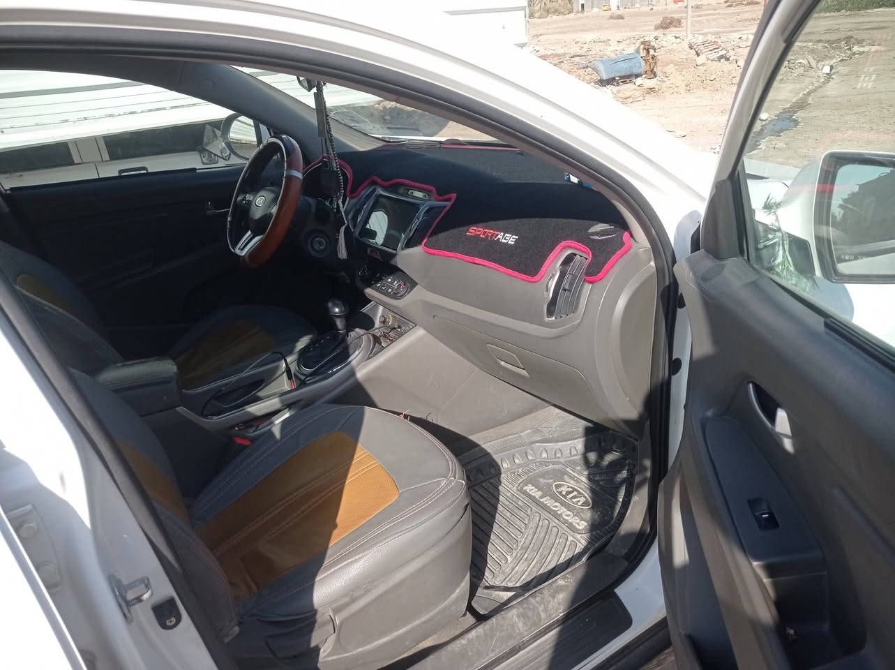 السلام عليكم 
اسبورتج 12 خليجي بيها باب بارد ورش فقط والباقي كفاله عامه 
السياره بأسمي استخدام شخصي مال بيت السنويه لنهايه ل 27
كير ومحرك خير من الله تبريد تدفئه جاهزه حداديه جاهزه شاد الها شاشه وكامره لايت زنون شمسي السياره جاهزه شرط المداور ثاني يوم ب 148 وبيها مجال بيع فقط مااراوس للاتصال ***********
