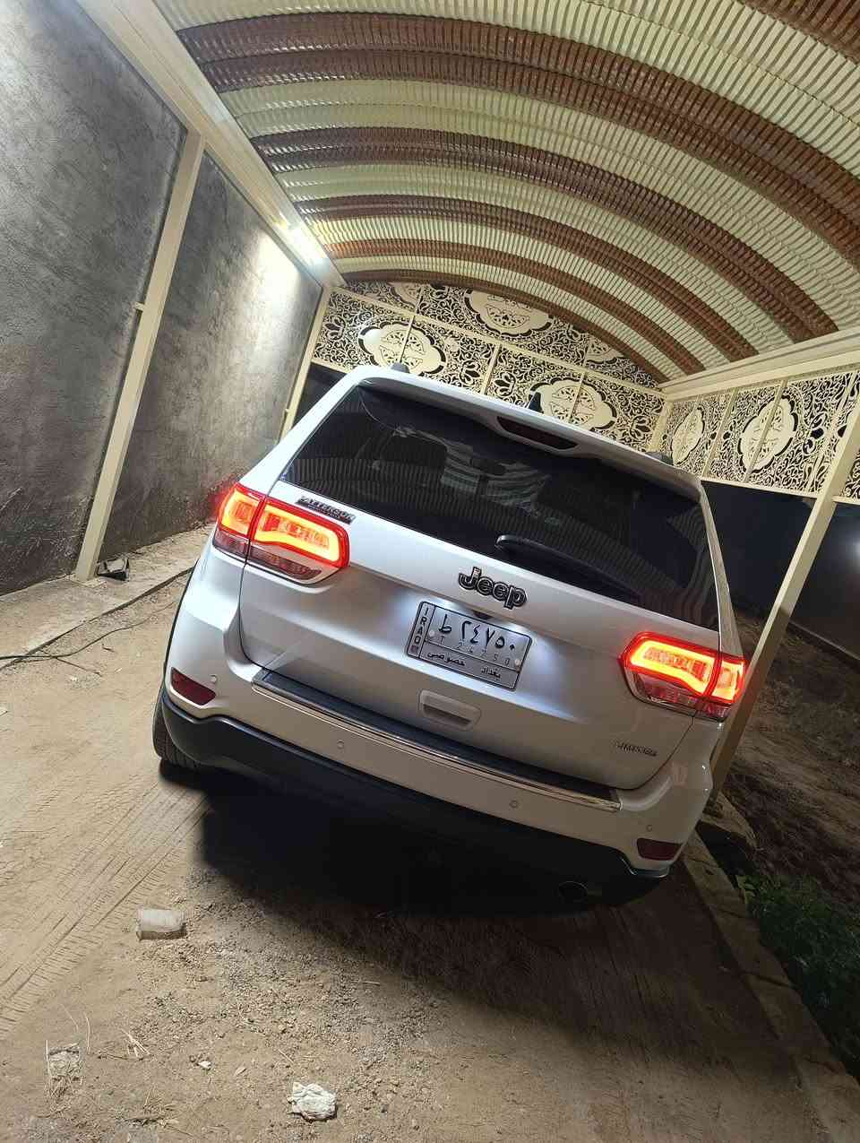 السلام عليكم.. جيب للبيع 2018
السياره وارد امريكي كلين ورقمه بغداد 
السيارة نضيفه وحلوة وفول مواصفات عدا البنوراما .ليمتيد 
اللون الأبيض 
المواصفات..
تشغيل عن بعد 
كاميرا 360 
صندوق كهربائي 
كشنات جلد 
المحرك 6 سلندر.. 3,6 
تدفئه مقاعد 
تبريد مقاعد 
مستشعر وقوف 
حساس المطر
شاشة كبيرة 
مراقبة النقطة العميا 
مصابيح زينون اماميه 
مانع انزلاق 
تدفئه مقود قياده 
نظام تعليق هوائي 
وضع القيادة 
حساسات امامي وخلفي 
مثبت السرعة 
حساسات ضغط الاطارات 
نظام تنبيه السائق 

السيارة خير من الله تاخذه وجاهزه من كلشي لو ربع متصرف عليه 
ماشيه..120mi
السعر ..$28000 وبيها مجال 
للاستفسار الرقم/ ***********
