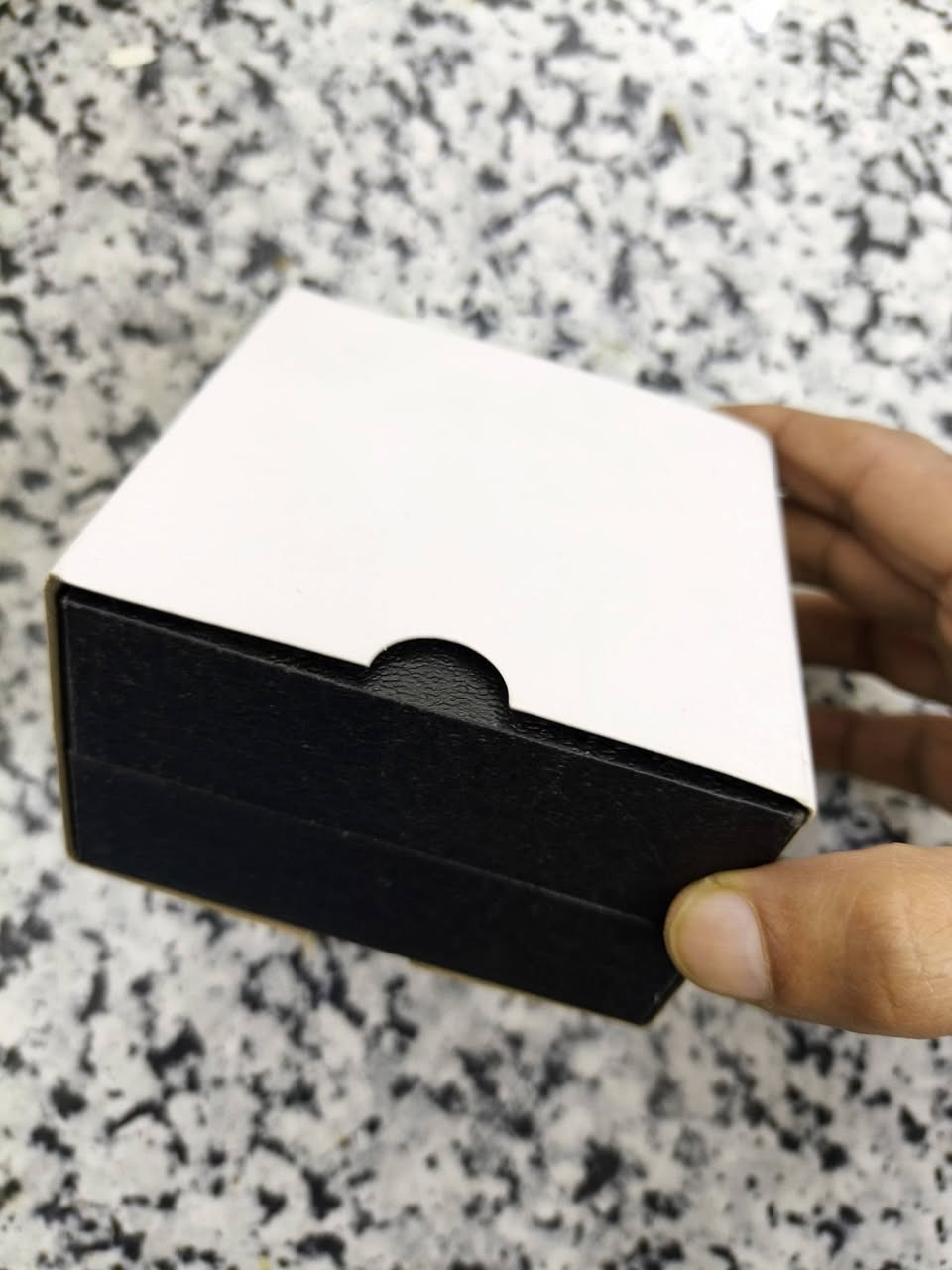 بناءً على الصورة، تبدو هذه الساعة وكأنها ساعة ذكية من فئة الساعات "العصرية" (Fashion Smartwatches)، والتي غالباً ما تُباع تحت علامات تجارية مثل Haino Teko (مثل طراز H26 أو طرازات مشابهة).
تتميز هذه الساعة بالتالي:

التصميم: هيكل دائري باللون الذهبي مع زرين جانبيين يبرز عليهما اللون الأزرق، وحزام معدني من نوع "mesh".

الشاشة: عادة ما تأتي بشاشة من نوع AMOLED وتعد من اقوى الشاشات توفر ألواناً زاهية وواضحة، مع واجهات ساعة مميزة مثل الواجهة الظاهرة في الصورة.

الميزات الأساسية: تدعم هذه الفئة من الساعات عادةً ميزات مثل إجراء واستقبال المكالمات، تتبع الأنشطة الرياضية، مراقبة نبضات القلب، وتتبع النوم. 

يُلاحظ أن هذا التصميم يحاكي نمط الساعات الفاخرة مثل سلسلة Honor Watch GS،
السعر 40 مع التوصيل


**إذا كنت صاحب هذا الإعلان وتريد حذفه لأي سبب، رجاءا أرسل رسالة إلى الدعم الفني**