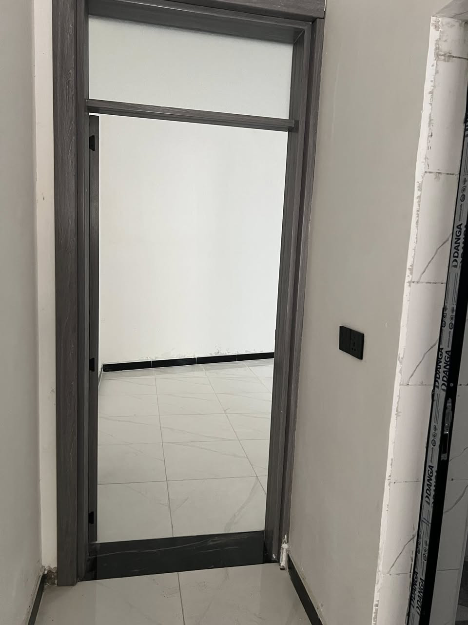 بيت للبيع مساحه75 متر 
طابقين 3 غرف نوم بناء حديث بعده زيروه
البوعيثه العدل الاول. شارع مفتوح. 
***********السعر 100مليون
