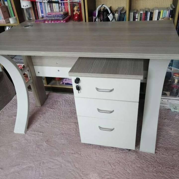 السلام عليكم
ميز مكتبي اخو الجديد قياس 60*120
السعر نهايته 100الف
مكاني المشتل شارع المطبك 
***********
***********
