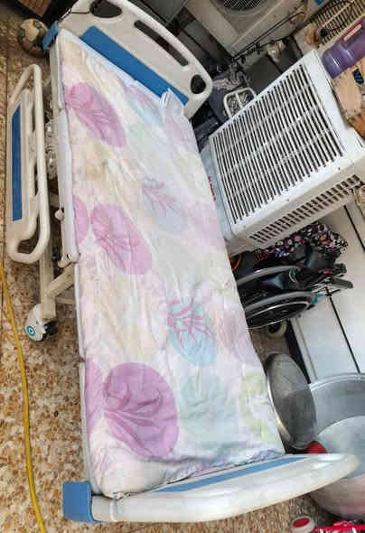 سلام عليكم *سرير طبي ميكانيكي 5 حركات النظافة 100% السعر 400 وبي مجال العنوان بغداد حي الاعلام شارع البدالة* ***********
