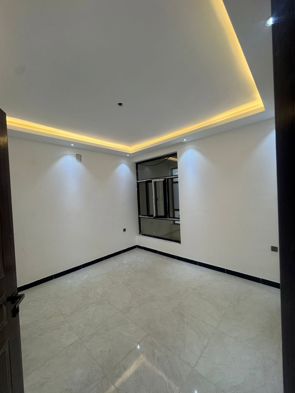 للبيع في بغداد منطقه السيديه دار سكني ١٥٠ متر �

📍 الموقع : بغداد – السيدية خلف شارع الكويتي
📐 المساحة : 150 متر
📏 الواجهة : 6 متر
📏 النزال : 25 متر
✅ واجه تصميم ملكية 

✨ مواصفات الدار ✨
🚗 كراج سيارة
🌳 حديقة مرتبة
🚪 مدخلين
🛏️ 4 غرف نوم
🛋️ صالة واسعة
🍽️ مطبخ
🚿 3 حمامات
👑 غرفة ماستر
🏠 حولي داخلي كبير

📍 موقع راقي ومميز جداً
💰 السعر مناسب جداً جداً ومغري

🔥 فرصة لا تعوض
📩 للحجز والاستفسار خاص
☎️ الجادين فقط ***********
مكتب مهند الغريري للعقار السيديه شارع العلوه مقابل مدرسه حلم الغد الاهليه وقرب مطعم سماش
