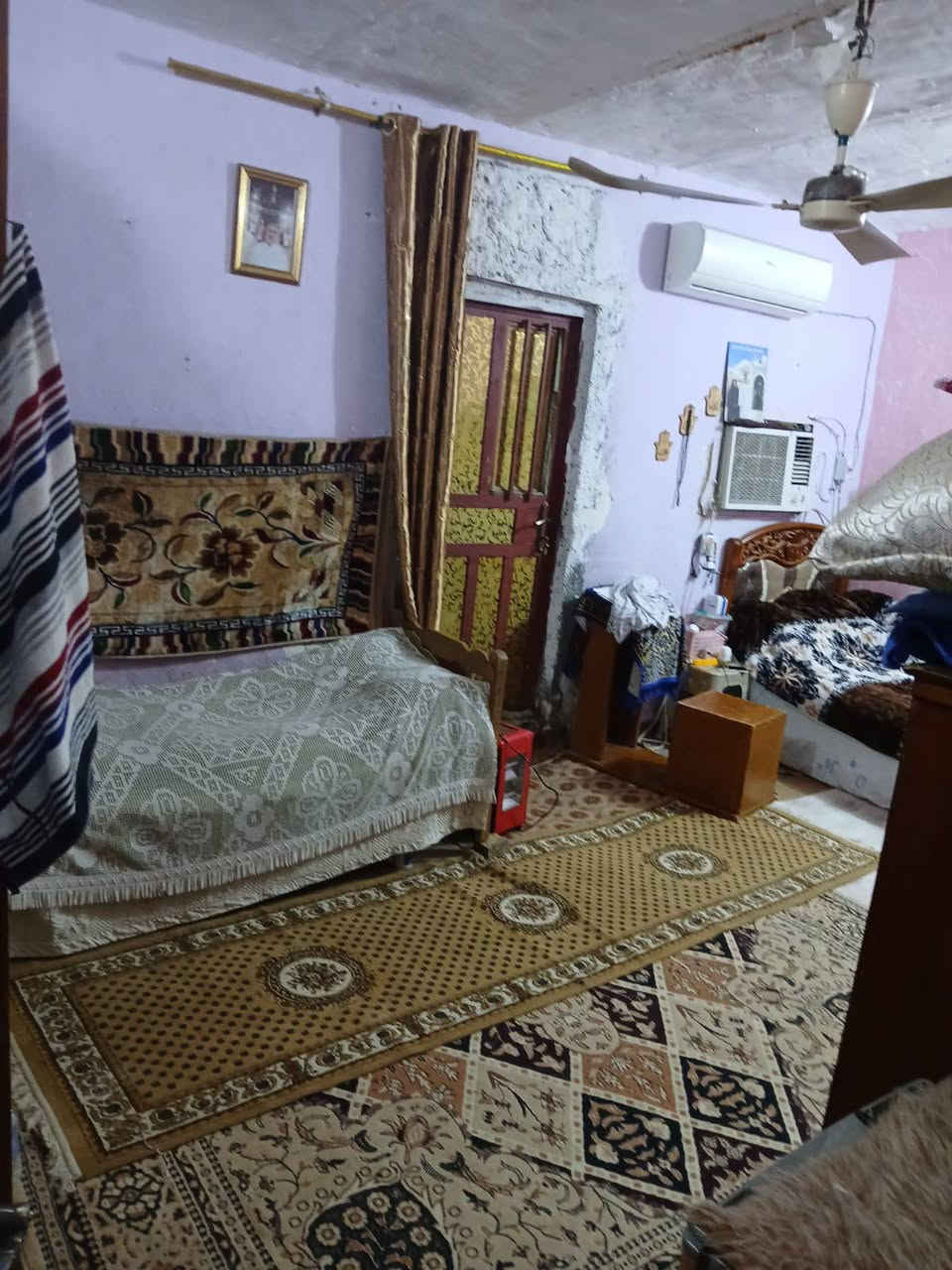 السلام عليكم  دار للبيع المساحه ١٨٦ متر طابو صرف مداور ثاني يوم وره الإطفاء القديمه علما البيت عكاده *********** .***********
السعر 90 وبي مجال الشراي فقط يتصل
