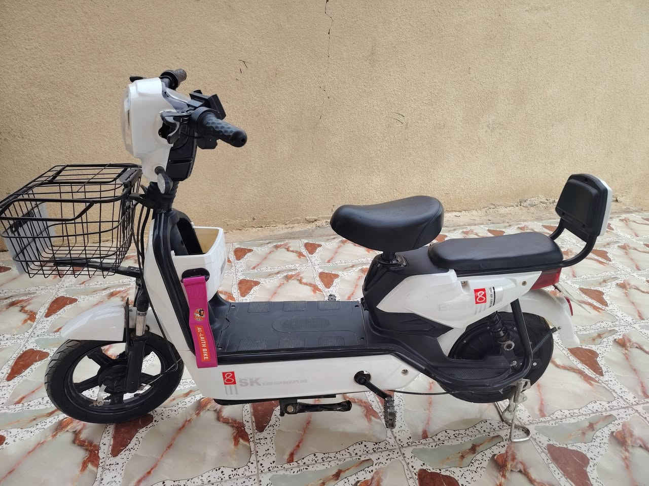 السلام عليكم دراجه شحن نضيفه كلشي بيه شغال استعمال قليل للبيع 250 مكانه بابل ***********
