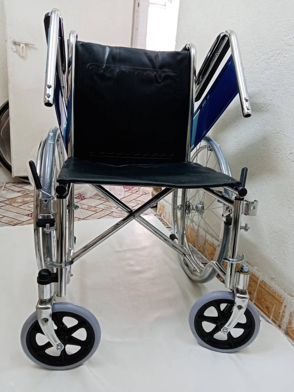 كرسي متحرك حجم 46 سم ارجل و جوانب تنفتح سعر 110 ألف (***********) (*********** واتساب)
