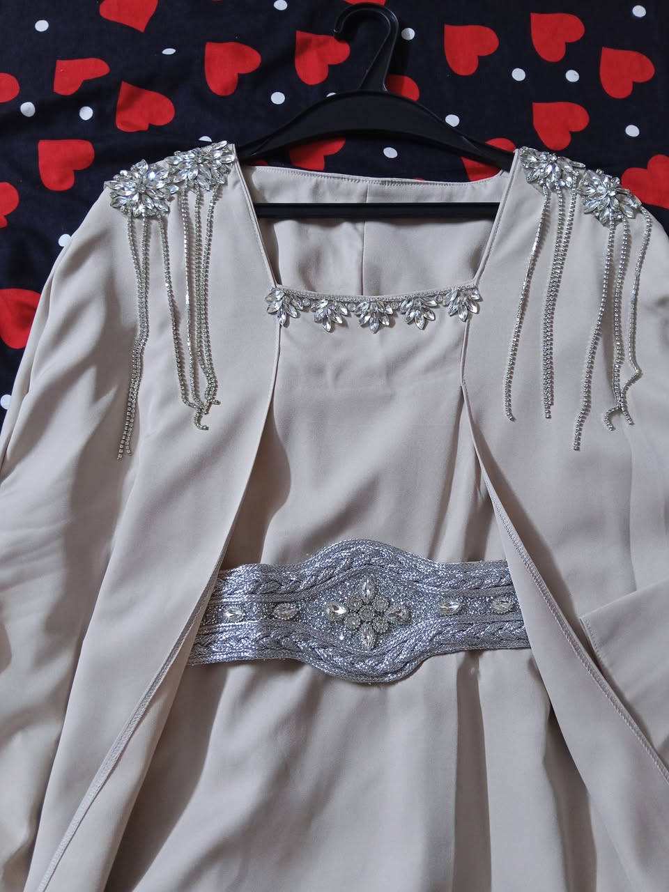 بشت وبينصل متصلات لون بيجي مطعم بكرستال جديد غير ملبوس يجنن قياس 44
وفساتين يلبسن 40/42/44
 الواحد ب10 والبشت ب40


**إذا كنت صاحب هذا الإعلان وتريد حذفه لأي سبب، رجاءا أرسل رسالة إلى الدعم الفني**