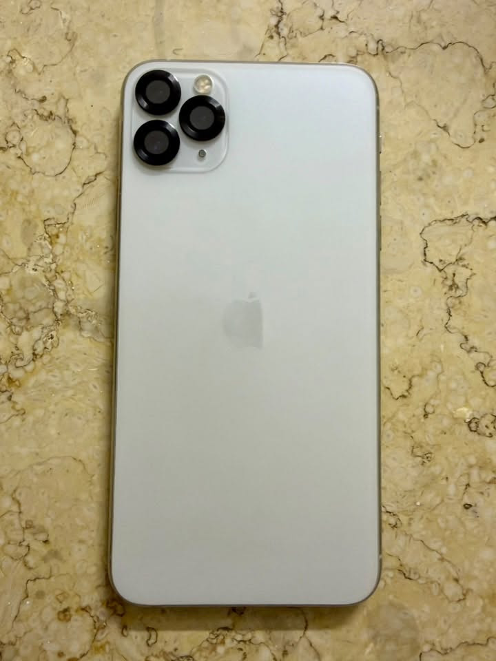 iphone 11 pro max 
الذاكرة: 256

البطارية: 88 (بلادية)

الحالة: قمة بالنظافة ما مفتوح ولا برغي مابي ولا زلغ بدن وشاشة 100%

الملحقات: الكارتونة الاصلية ويا الجهاز

السعر: 470 الف (بي مجال للجادين فقط)

المكان: بغداد البياع

للتواصل واتساب: ***********
