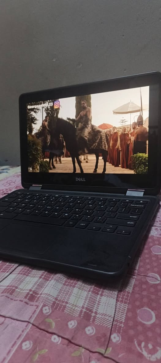 Dell Chromebook 11(موديل 3100 )لقابل  360 درجة). هذه السلسلة مصممة خصيصاً للطلاب وللأعمال المكتبية الخفيفة التي تعتمد على الإنترنت.

​إليك المواصفات العامة 
​1. نظام التشغيل (OS)
​ChromeOS: الجهاز لا يعمل بنظام ويندوز، بل بنظام جوجل "كروم". هو سريع جداً في تصفح الإنترنت، استخدام تطبيقات Google Docs، وفتح برامج الأندرويد من متجر Play Store.
​2. الأداء (المعالج والذاكرة)
​المعالج: عادة يأتي بمعالج Intel Celeron (مثل N4000 أو N4020). هو معالج اقتصادي موفر للطاقة، ممتاز للمهام الدراسية والبحثية.
​الرام (RAM): غالباً 4 جيجابايت (وقد تجد نسخاً بـ 8 جيجابايت).
​التخزين: يعتمد على ذاكرة eMMC سريعة بسعة 32 جيجابايت أو 64 جيجابايت. الاعتماد الأساسي في هذه الأجهزة يكون على التخزين السحابي (Google Drive).
​3. الشاشة والتصميم
​الحجم: 11.6 إنش.
​النوع: من الصور يظهر أنه من فئة "2-in-1"، أي أن الشاشة تدعم اللمس ويمكن طيها بالكامل لتتحول إلى جهاز لوحي (Tablet).
​المتانة: هذا الموديل معروف بصلابته ومقاومته للسقوط والصدمات البسيطة.
​4. البطارية والمنافذ
​البطارية: قوية جداً وتدوم عادة من 10 إلى 12 ساعة عمل متواصل.
​المنافذ: يحتوي على منافذ USB-C للشحن ونقل البيانات، ومنافذ USB عادية، ومنفذ للسماعات.
​هل يصلح لاستخدامك؟
​مناسب جداً لـ: كتابة البحوث، إدارة صفحات الفيسبوك، استخدام حزمة جوجل المكتبية، ومشاهدة المحتوى.
​غير مناسب لـ: الألعاب الثقيلة أو برامج المونتاج والتصميم الاحترافيه).


**إذا كنت صاحب هذا الإعلان وتريد حذفه لأي سبب، رجاءا أرسل رسالة إلى الدعم الفني**