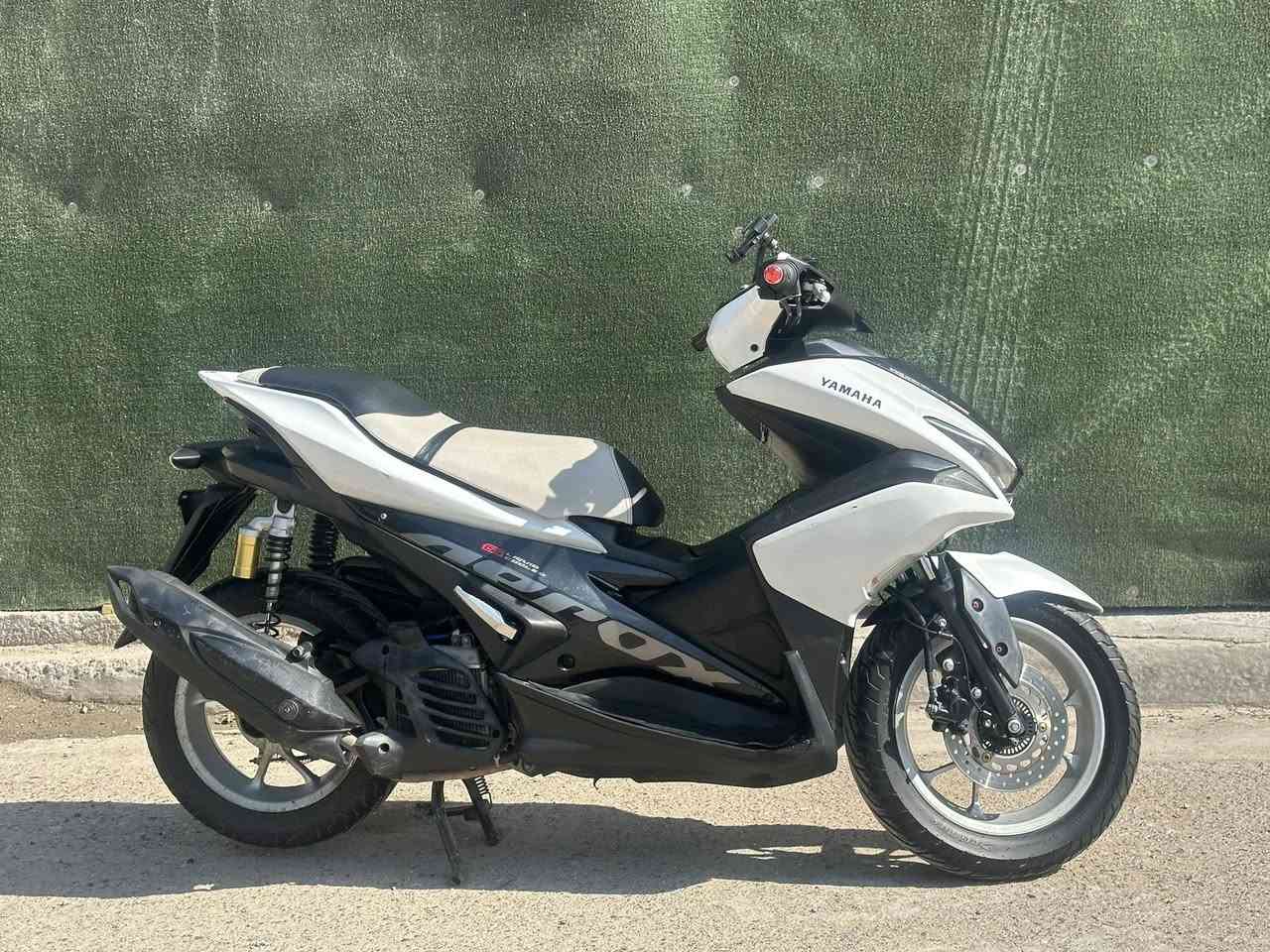 سلام عليكم
يوماها ايروكس ياباني 155cc
ماشيه 23 حقيقي 
ستان كهربائي 
شلعه ومعدل منتكمش محرك مكفول كهربائيات كلها شغاله 
نضام تشغيل مغنطه يعني نفس ال pcx
نازله من قيس كراده 
نقصها قفل ستيرن مينقفل تاخذها من باب البيت 
مكاني الشعله السعر 1.500 
***********
