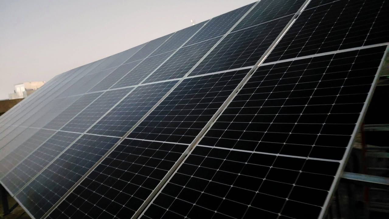 🔋 إنجاز جديد لمكتب روژ للطاقة الشمسية في #موصل 
🗓️ الاربعاء 24_12_2025
بفضل الله وبدعمكم المستمر، يسرّ مكتب روژ للطاقة الشمسية أن يعلن إكمال مشروع تحويل عمارة الدار البيضاء في مجموعة موصل   إلى منظومة طاقة شمسية متكاملة توفر كهرباء مستقرة على مدار الساعة 🌞، مع نظام تشغيل وإدارة كامل عن بُعد.
🚀 مواصفات المنظومة المنجزة:
🔸 ألواح شمسية 600واط × 26 – ضمان 12 سنة – شركة Allolla 
🔸 بطاريات ليثيوم 15 كيلوواط × 2 بسعة 12000 أمبير – ضمان 5 سنوات – شركة EvE 8000  دورة شحن
🔸 إنفرتر 12000 كيلوواط – قطعة عدد 1  – شركة Deye – ضمان 5 سنوات 
🔸 قدرة تشغيل مستمرة:
    • نهاريًا: 50 أمبير
    • ليليًا: 30  أمبير
🔋 استغناء تام عن المولدة
يأتي هذا الإنجاز ليؤكد التزام مكتب روژ للطاقة الشمسية بتوفير حلول طاقة متجددة موثوقة وآمنة تلائم المنازل والمشاريع التجارية على مدار الساعة، مع أعلى مستويات الجودة.
🌍 عناوين المكاتب:
📍 بعشيقة – حي الربيع – قرب كافتيريا الربيع
📍 شيخان – مفرق شيخان – قرب مطعم عنتاب
📍 سنجار – سنوني
📞 للاستفسار والتواصل:
المهندس قيدار: *********** – ***********
سلام سلو: *********** – ***********
📲 تابعونا على صفحة مكتب روژ للطاقة الشمسية لمشاهدة المزيد من الإنجازات والتحديثات.
#الطاقة_الشمسية #مكتب_روژ #طاقة_نظيفة #نينوى #العراق #بعشيقة #شيخان #سنجار #دهوك #الموصل #طاقة_متجددة #الاستدامة #روژ_تبدع #باعذرة #كوردستان #جامعةموصل #مهندس #كهرباء #موصل #اربيل #دهوك #عقره #سميل #شاريا #شيخان
