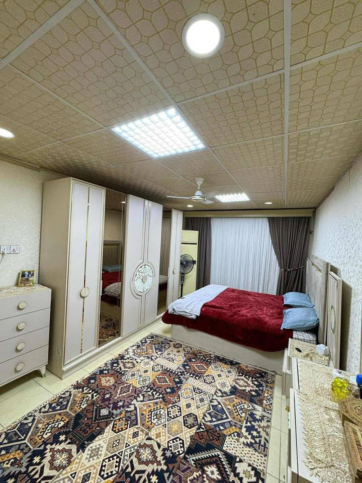 بيت للبيع بالزهراء ٢٠٠م يبعد عن شارع الزهراء الرئيسي ١٠٠م يتكون من طابقين الأول صاله وهول وغرفه نوم ومطبخ 
الطابق الثاني ٣ غرف نوم وحمام ومخزن 
للاستفسار ***********
