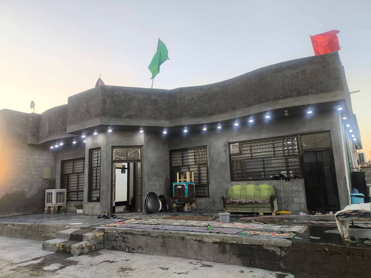 البيت مساحت البيت مع الكاع اكثر من 1000متر عنوان تقاطع نهروان للستفسار مكلف بنشر سيد ضياء النعيمي 
***********
