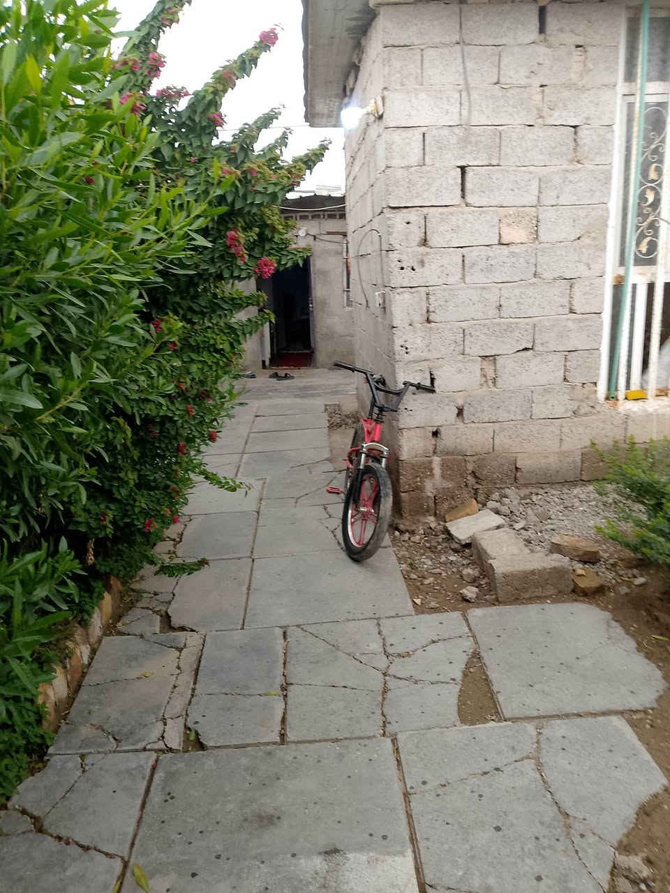 سلام عليكم بيت حواسم للبيع مسقط شارع الشركه ***********
