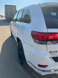 سياره جيب لاريدو فول  مظروبه من جهه السايق اوفر لايت  سعرها 21الف دولا...