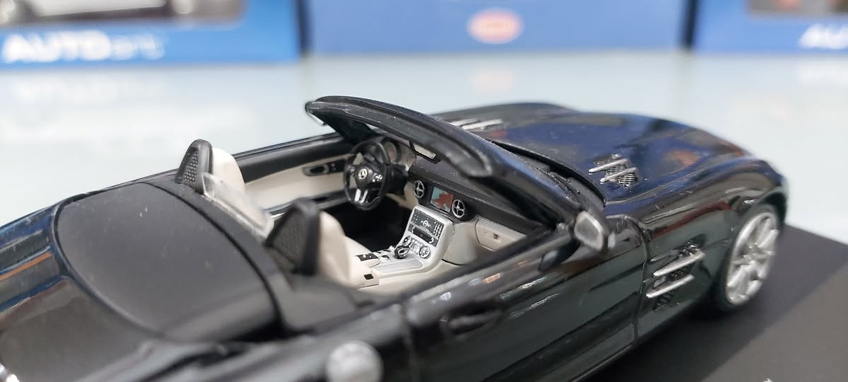 Mersedes SLS Schuco 1/43
Messener only


**إذا كنت صاحب هذا الإعلان وتريد حذفه لأي سبب، رجاءا أرسل رسالة إلى الدعم الفني**