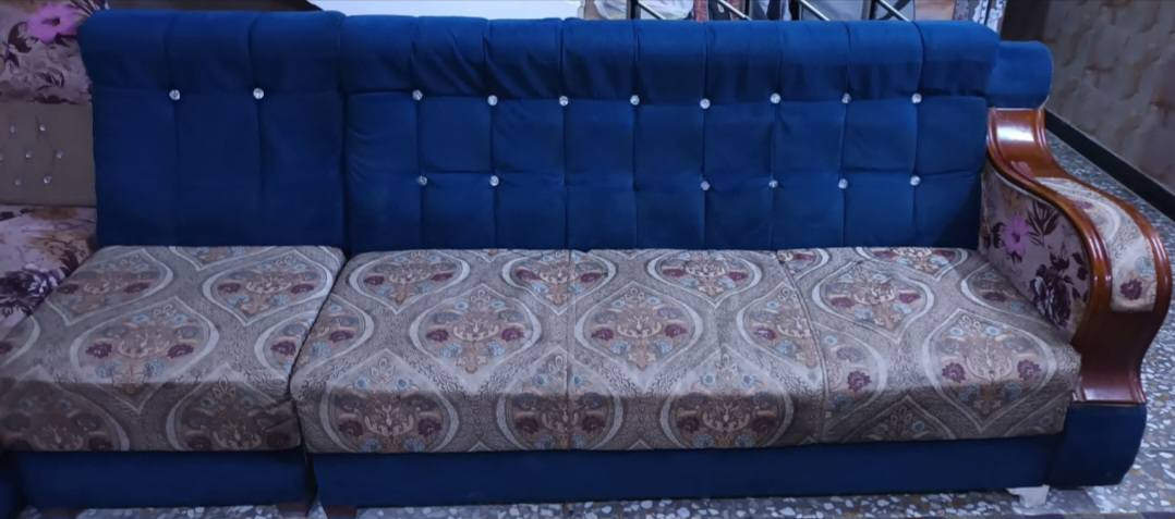 السلام عليكم ديوان ١١مقعد للبيع السعر 150 الف اوبي مجال 
الهاتف *********** العنوان بغداد حي الجهاد
