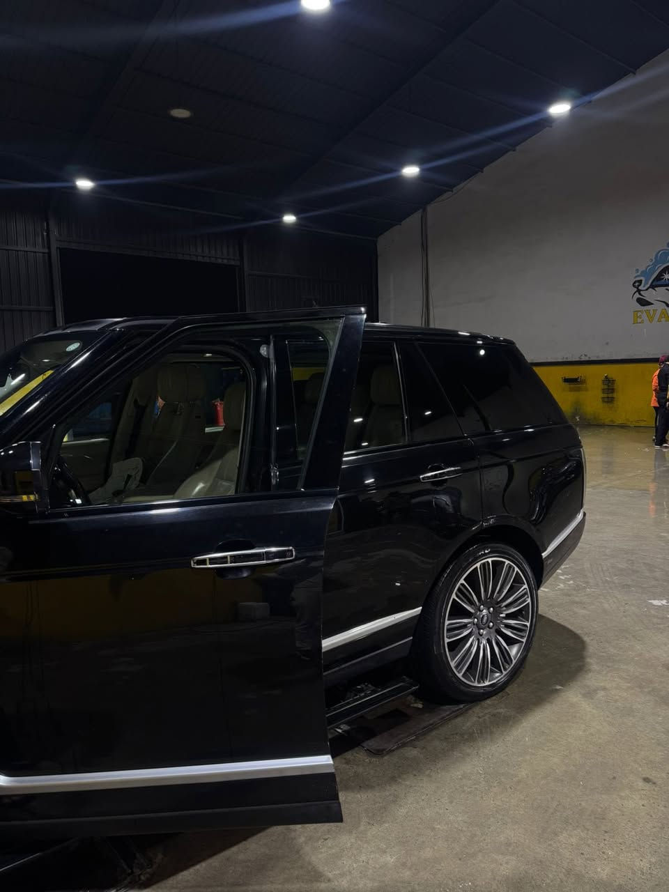 للبيع او لمراوس حسب القناعه رانج روفر خليجي وكاله سردار 2013
محدث 2021 
بانزين 8 سلندر سوبر 

فول مواصفات اعلئ فئه بلرانج 

رقم سليمانه تحويل او وكاله 

بيها صبغ جاملغ خلفي شبرين فقط من دون معجون او فتح 

مكان السيارة البصره للاستفسار اكثر ***********
