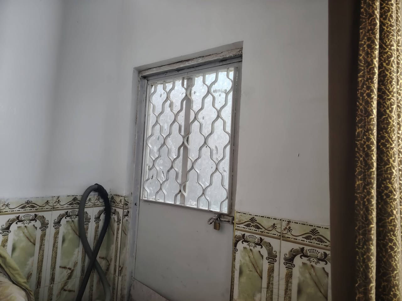 السلام عليكم بيت مساحه 200 متر طاب وزراعي سنه 25 احتراف  السعر 50 هو واثاثه الاستفسار اتصال على الرقم ***********. العنوان الشاميه العتيقه قرب جامع دكتور اسكندر
