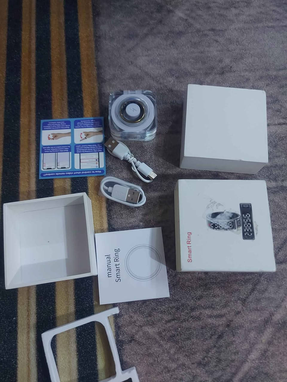 خاتم ذكي 
بطارية توفر وقت تشغيل يصل إلى 7 أيام. 
* التحكم بالإيماءات: إمكانية التحكم ببعض وظائف الجهاز عن طريق الإيماءات من خلال الخاتم، مثل التحكم في وسائط الفيديو والصوت، والتصفح والقراءة، والتقاط الصور بالهاتف. 
* المراقبة الصحية:
    * متابعة معدل نبضات القلب وعدد الخطوات ومتابعة الجسد خلال النوم. 
    * قياس مستوى الأكسجين في الدم. 
    * قياس درجة حرارة الجسد. 
* مقاومة الماء: مقاومة للمياه حتى 50 متر تحت الماء. 
* التوافق: يعمل على أجهزة الأندرويد عن طريق التطبيق الخاص به. بغداد, العراق


**إذا كنت صاحب هذا الإعلان وتريد حذفه لأي سبب، رجاءا أرسل رسالة إلى الدعم الفني**