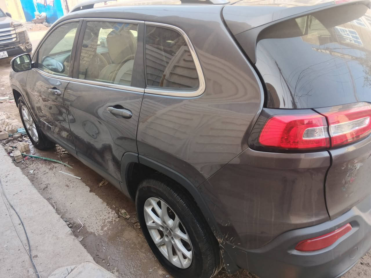 سلام عليكم جيب بزون 16 محرك سته سلندر السياره بجم كبس بدون حادث
بيها صبغ جاملغ خلفي بسيط جداً باقي مكفول كفاله عامه 

السياره رقم ميسان بسمي مشروع وطني تحويل بكل المحافظات الوحات جدد وسنويه جديده السعر 132وبيها مجال بسيط ***********

العنوان پغداد لامين
