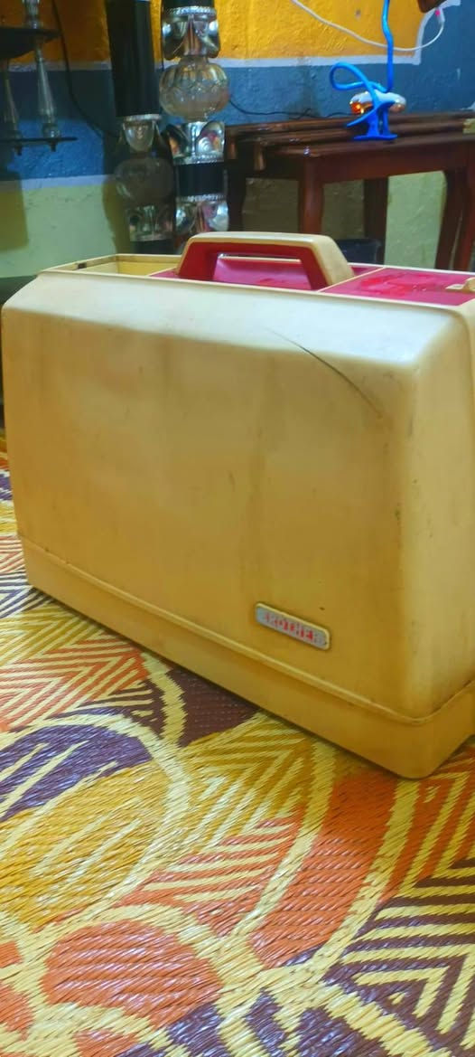 السلام عليكم مكينة خياطة برذر  القديمة الأولية جديدة متروكة وشغالة عالفحص السعر ٦٠ مكانها بغداد الشعلة 
للإستفسار اتصل على ***********
