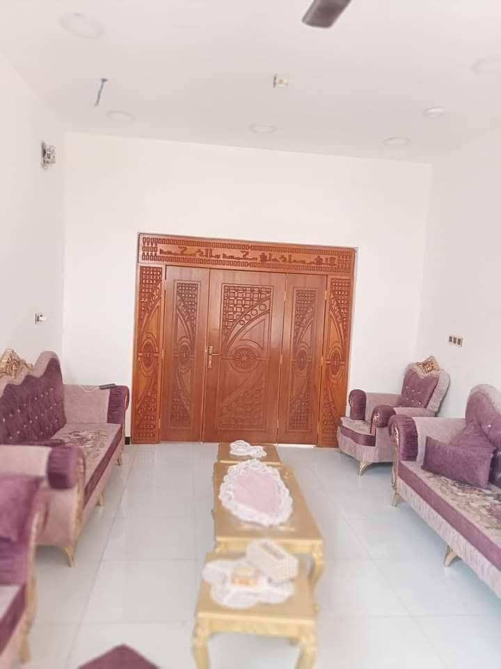 بيت للبيع المساحه ٢٠٠م قرب شارع بني زيد مقابيل كلية الطب البيطري ومقابيل مدرسة النوارس الاهليه خلف الصيدليه رقم العقار   ٥٨٦٣      بناء درجه اولى سنة ٢٢ حديث جدا وجديد  يتألف البناء من ديوانيه ومطبخ وصاله عدد ٢  وغرفتين نوم مع صحيات غربي شرقي داخليه وخارجيه وصاله ثانيه فوق مستغلينها غرفه معزوله مع كراج كبير وحديقه البيت مطلوب اسكان تقريبا ٢٨مليون التسديد ١٥٠ الف شهريا البيت جاهز . السعر بعد المعاينه . للاستفسار الاتصال بصاحب البيت ***********
