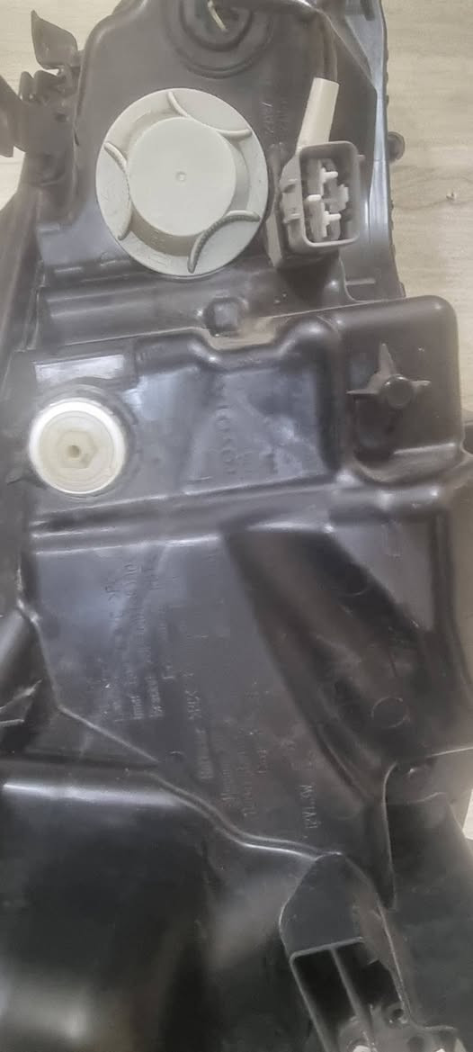 لايت امامي كامري xse بيلاد من موديل ٢٠١٨ إلى ٢٠٢٤ جديدة كلش شخط ما بيها طرف سايق السعر ٣٠٠ دولار وبيها مجال ***********
