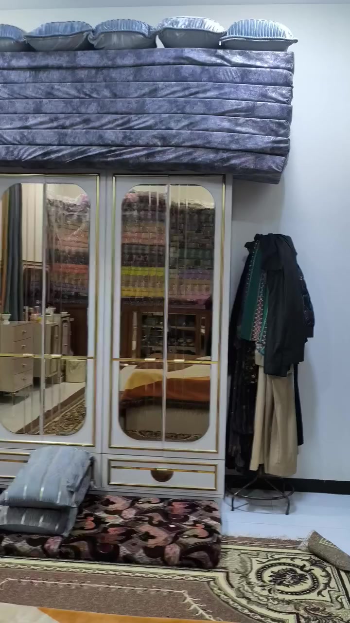 سلا عليكم خوان هاي قرفه مثل ما واضح كدامك ما عده دوشك غرفه ما وياا لئن نباع غرفه جديده 
🙂مستعجلين علا بيع عمي سعر مليون 100 المكان خالديه متواجد علا فيس واتساب وتصال هاذه رقمي /***********وتحياتي لجميع وشراي بي خير ودلل
