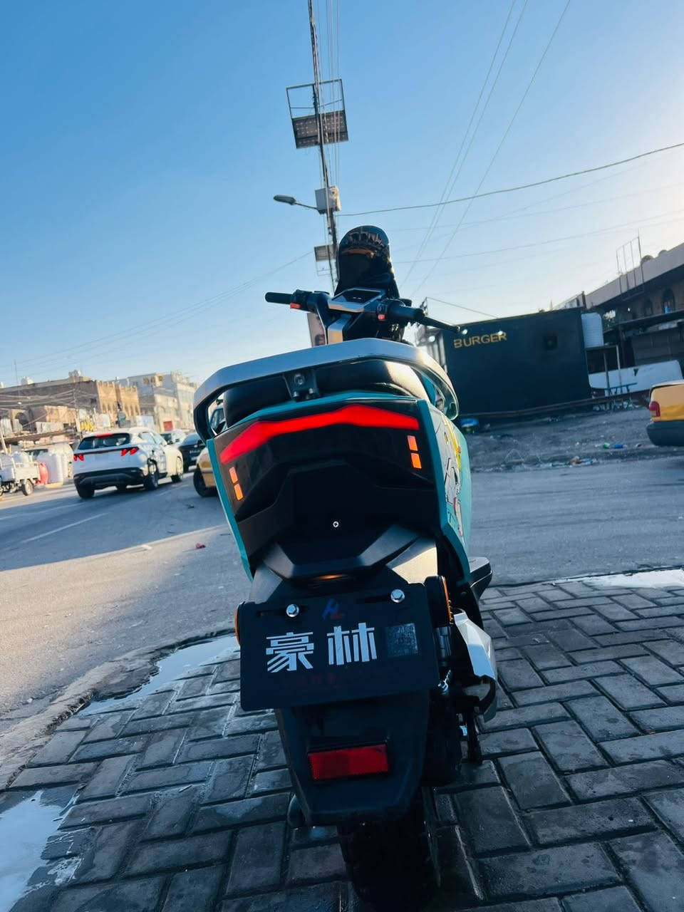 السلام عليكم ورحمة وبركاته اخوتي
دراجة شحن موديل 2025 من شركة اكس موتورز 
الدراجة مثل ماتشوفها بلصور كلش نضيفة ومرتبة وغراضها كلها موجوده المري والمسند الي ليورة مواصفات الدراجة 

6 بطاريات مسطره سعة البطارية الوحده 49 امبير يعني شي خيالي تمشيك اكثر من 75km بلشحنه الوحده 
نظام البك والاشاير والتشغيل عن بعد وكلها شغاله من كهربائيات 
ملف 2500 72w 
الدراجة خير من الله شغل واطلع صالها 8 اشهر من نازله 
الدراجة بيها اربع سرعات ونظام تيربو يعني توصل اكثر من 70 حقيقي 
سعرها 850 وبيها مجال للشراي 
مكاني بغداد البياع سويب 
***********
