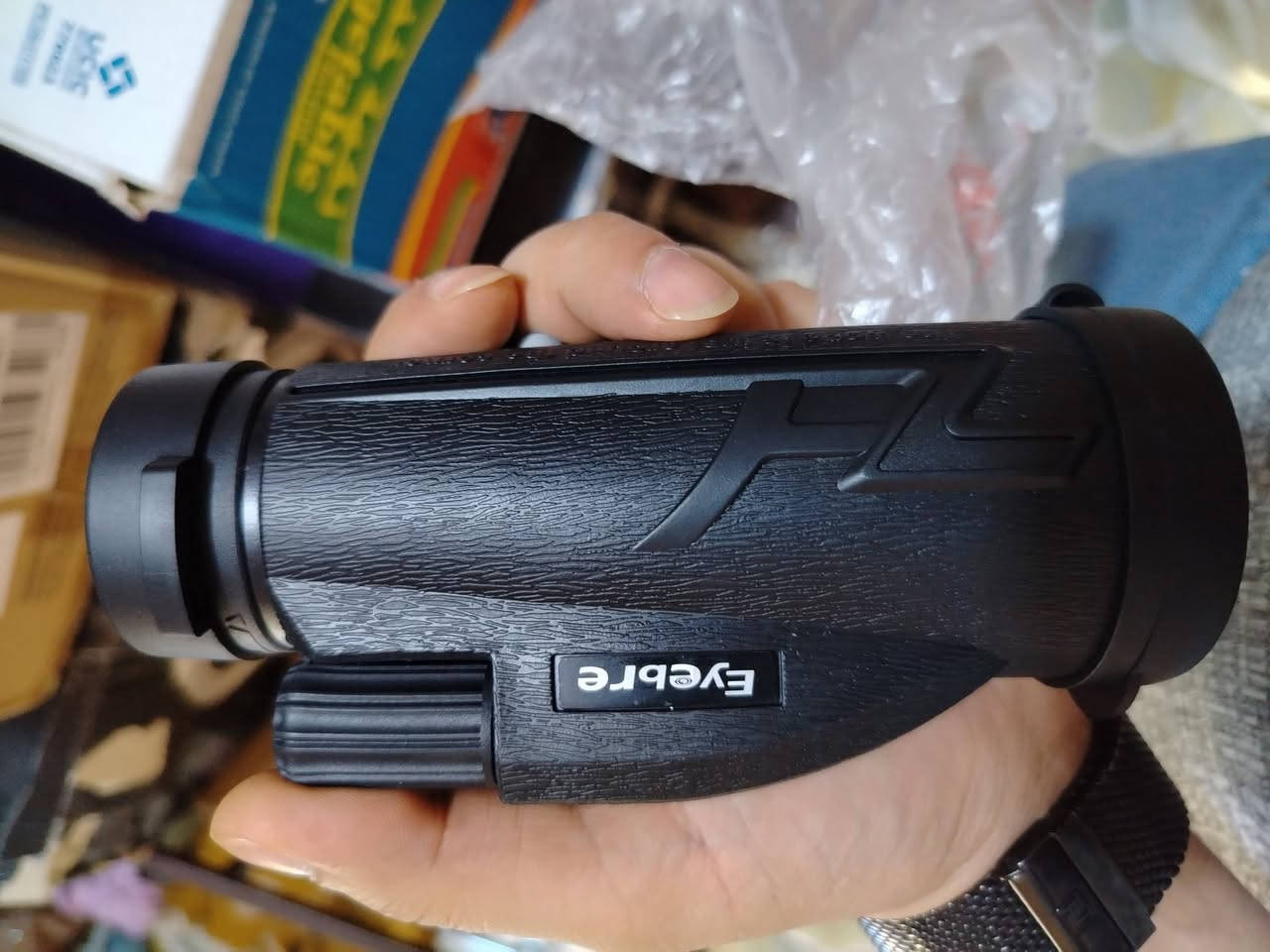 فقط بسعر 20 الف مع التوصيل
منظار أحادي (Monocular Telescope) من طراز Eyebre 12x50، ويأتي مع حامل ثلاثي ومحول للهاتف الذكي لالتقاط الصور والمشاهدة بوضوح. 
قوة التكبير: تكبير بقوة 12 مرة وعدسة شيئية بقطر 50 ملم.
الملحقات: يتضمن حاملًا ثلاثيًا (Tripod) ومحولًا لتثبيت الهاتف الذكي.
الاستخدامات: مناسب لمراقبة الطيور، الصيد، التخييم، والسياحة.
الرؤية: يتميز بعدسات عالية الدقة (HD) ومناسبة للاستخدام في الإضاءة المنخفضة.


**إذا كنت صاحب هذا الإعلان وتريد حذفه لأي سبب، رجاءا أرسل رسالة إلى الدعم الفني**