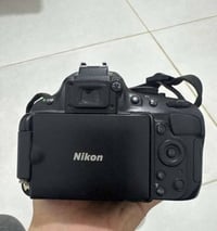 كامره 5100  بيها عدسة 70 300بيها اوتو فوكس و مانيول فوكس تگدر تعدلهن ب...