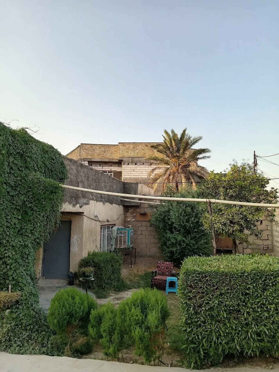 مكلف) دار للـبيع المساحـة 630 م طابو صرف
واجهية البيت 20م 

ونزال البيت 33 م 

حي العمـال قرب المحنل و قرب مدرسة مندلي 

بناء البيت قديم و أعگاده 

تفاصيل البيت  : 

المضيف 4×8 

غرف نوم عدد 4 قياس 4×5 

الصالة 5×5 

المطبخ 5×4

وحديقة اماميه وجانبية وخلفيه والخلفيه قياسها 250م 

السـعر 140 مليون وبي مجال   . 

للاتصال ع الرقم ادناه  : 

***********
