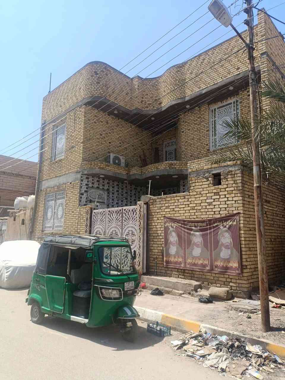 بيت للبيع طابقين بناء حديث جاهر طابقين مساحه 260 حي التضحيه مقابل مدرسه حبيب ابن مظاهر وباقي قطعه خلف للبيت تقريبا 90 متر بس بتلو صب كونكريت للاستفسار / ***********
