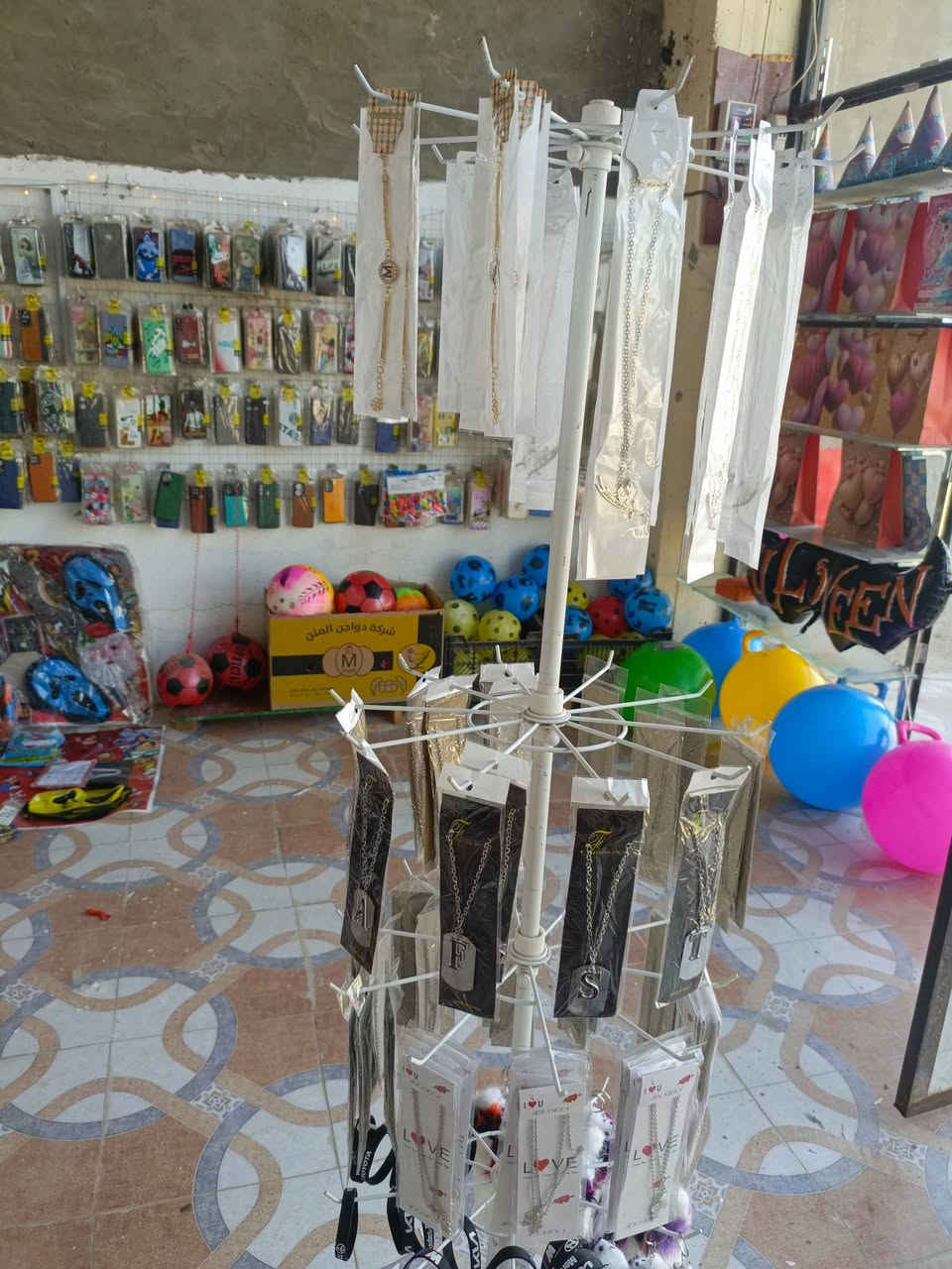 سلام عليكم محل للبيع بي غراض خير من الله مع فاترينات عدد 5 وجام خانه كابسات هويات عدد2 اليريدهن بي خير ويدلل يتصل بي واتساب ***********
