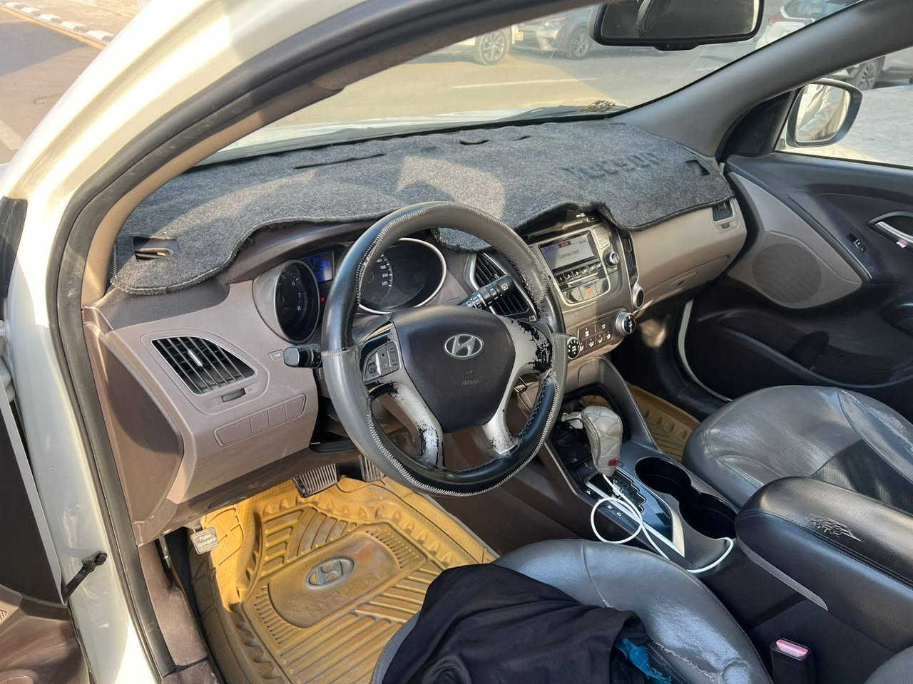 السلام عليكم من رخصه الادمن توسان مديل 2013 وارد خليجي مكفوله كفاله عامه من لغود وشواصي وايرباك فول موصفات مكينه 2000 دوش سياره ما بيه اي شي شغل وتطلع كير ومكينه جديد تخم تاير جديد ١٤٦ ماشيه تحويل ثاني يوم مكان بغداد زعفرانيه السعر 145 وبيها مجال اتصال رقم 0770 070 5111
