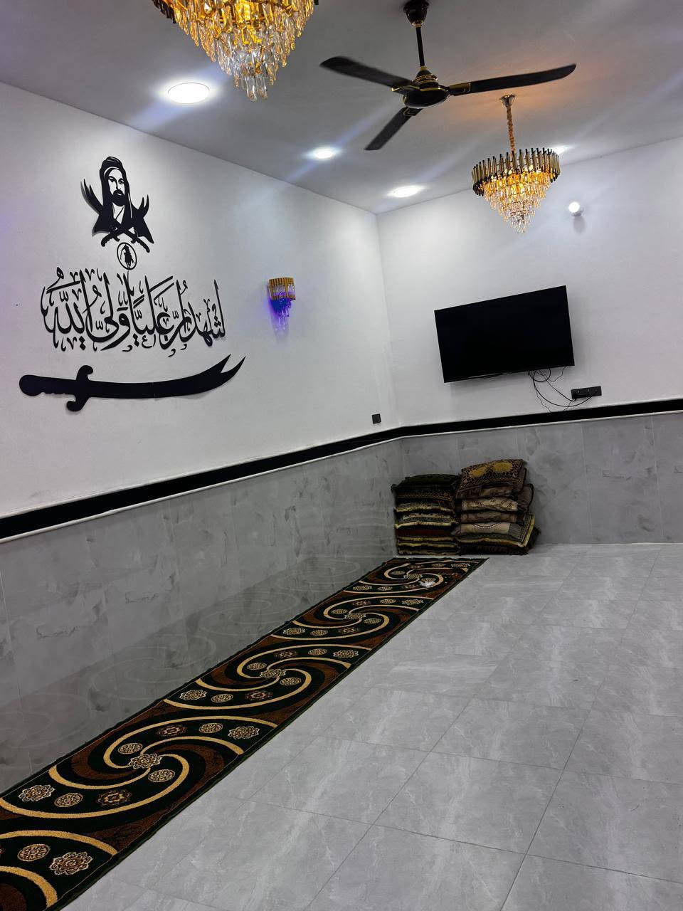 السلام عليكم بيت للبيع في منطقه حي القصور بيت جديد بناء 2026بيت يتكون من استقبال وصاله وغرفتين ومطبخ وصحيات في الطابق لاول وفي الطابق الثاني صاله وحمام  وستاره صاعده علا طول البيت للاستفسار الاتصال على الرقم***********
