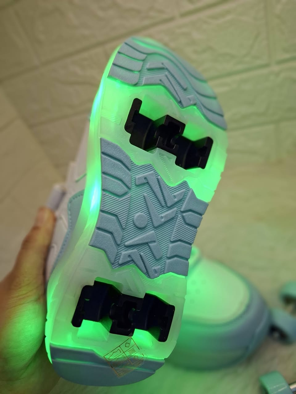 حذاء ابو الإضاءة وبي تايرات من جوة قابل للتحكم قياس ٣٣ ع اول تم ٨ وبالعافية


**إذا كنت صاحب هذا الإعلان وتريد حذفه لأي سبب، رجاءا أرسل رسالة إلى الدعم الفني**